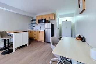 7737 Lundy's Ln in Niagara Falls, ON - Building Photo - Building Photo