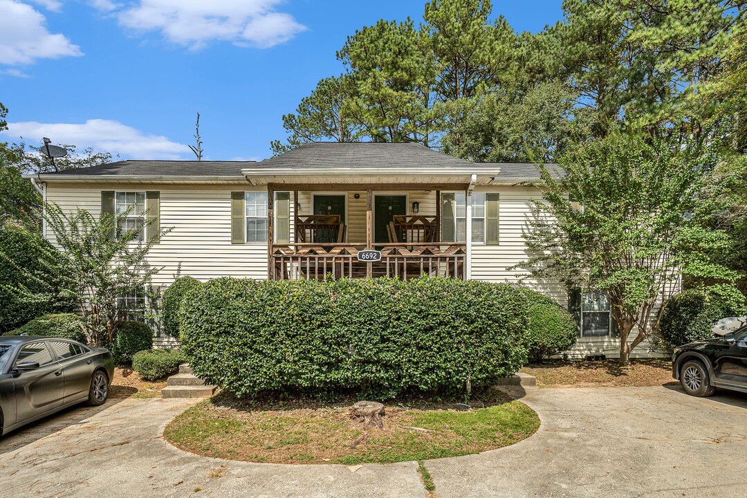 6692 Chupp Rd in Lithonia, GA - Building Photo