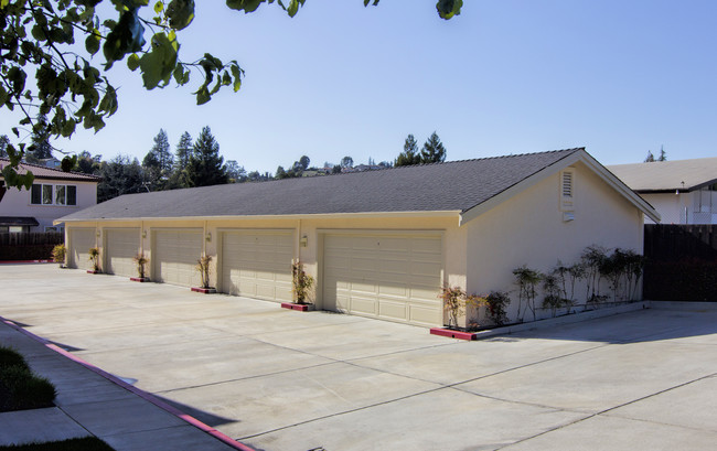 18937 Lake Chabot Rd in Castro Valley, CA - Building Photo - Building Photo