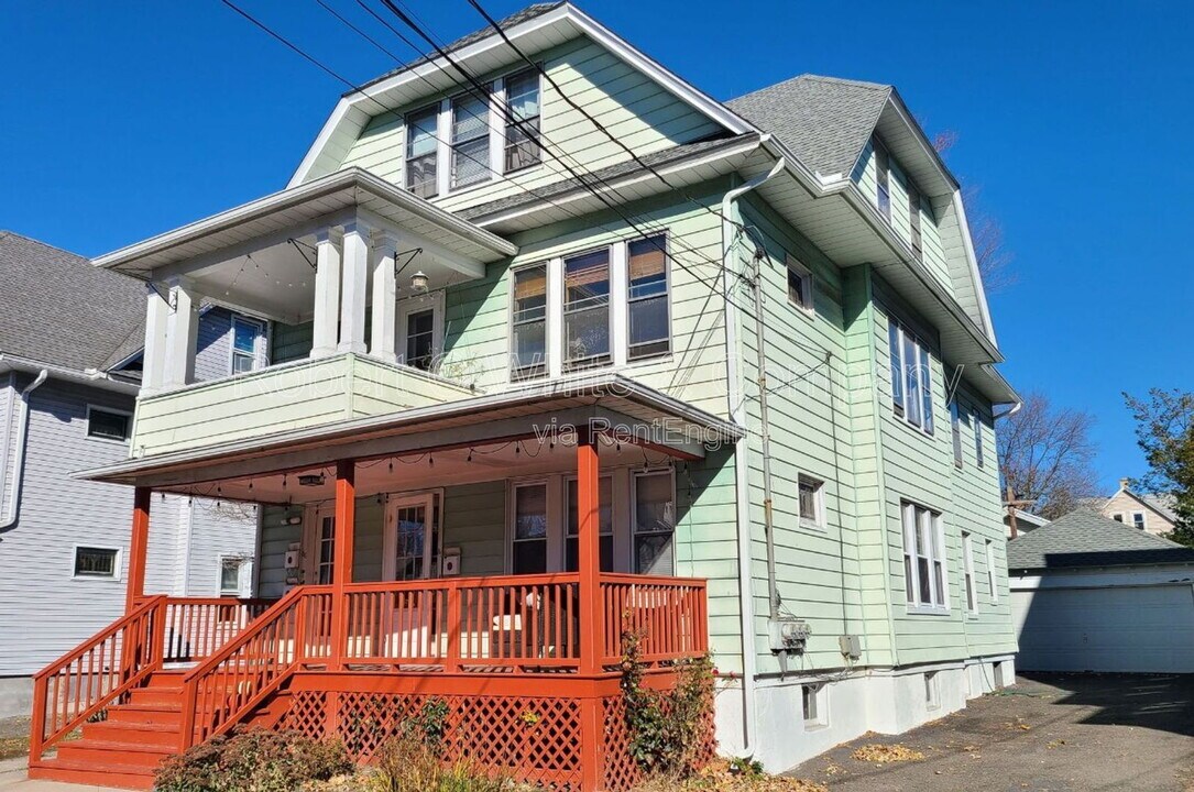 82 Harborview Ave in Bridgeport, CT - Building Photo