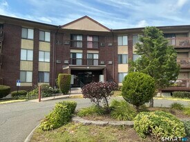 2315 Cromwell Hills Dr in Cromwell, CT - Building Photo