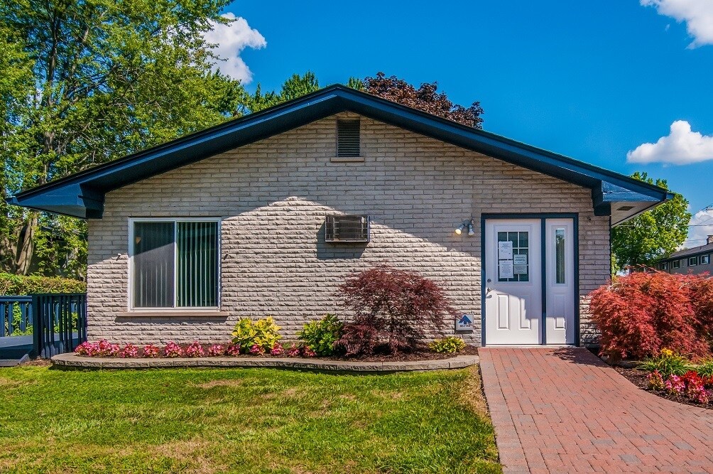 The Pointe at Cherry Hill Westland, MI Apartments