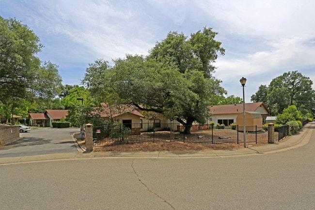 Quarry Oaks Apartments in Rocklin, CA - Foto de edificio - Building Photo