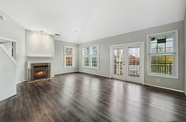 3015 Nicosh Cir, Unit 2402 in Falls Church, VA - Foto de edificio - Building Photo