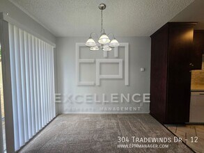 304 Tradewinds Dr in San Jose, CA - Foto de edificio - Building Photo