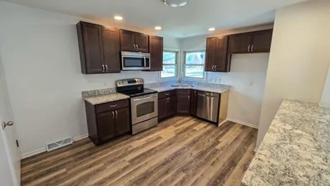 231 Prospect Ave in Pewaukee, WI - Building Photo - Building Photo