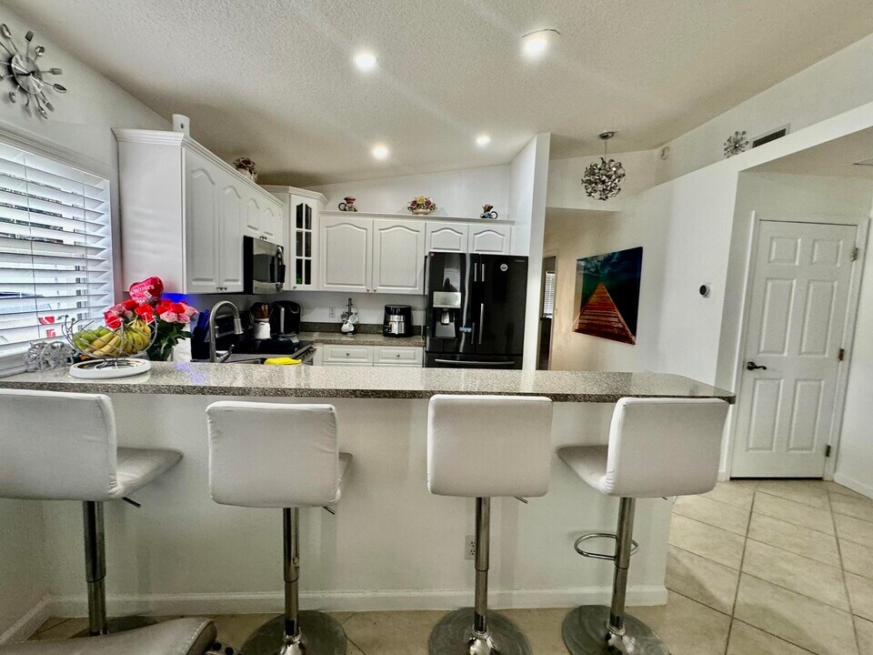 4942 Dillon St in Greenacres, FL - Building Photo