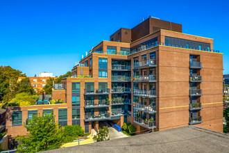 Leaside Manor in Toronto, ON - Building Photo - Building Photo