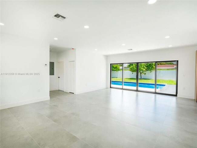 1181 NE 202nd St in North Miami Beach, FL - Building Photo - Building Photo