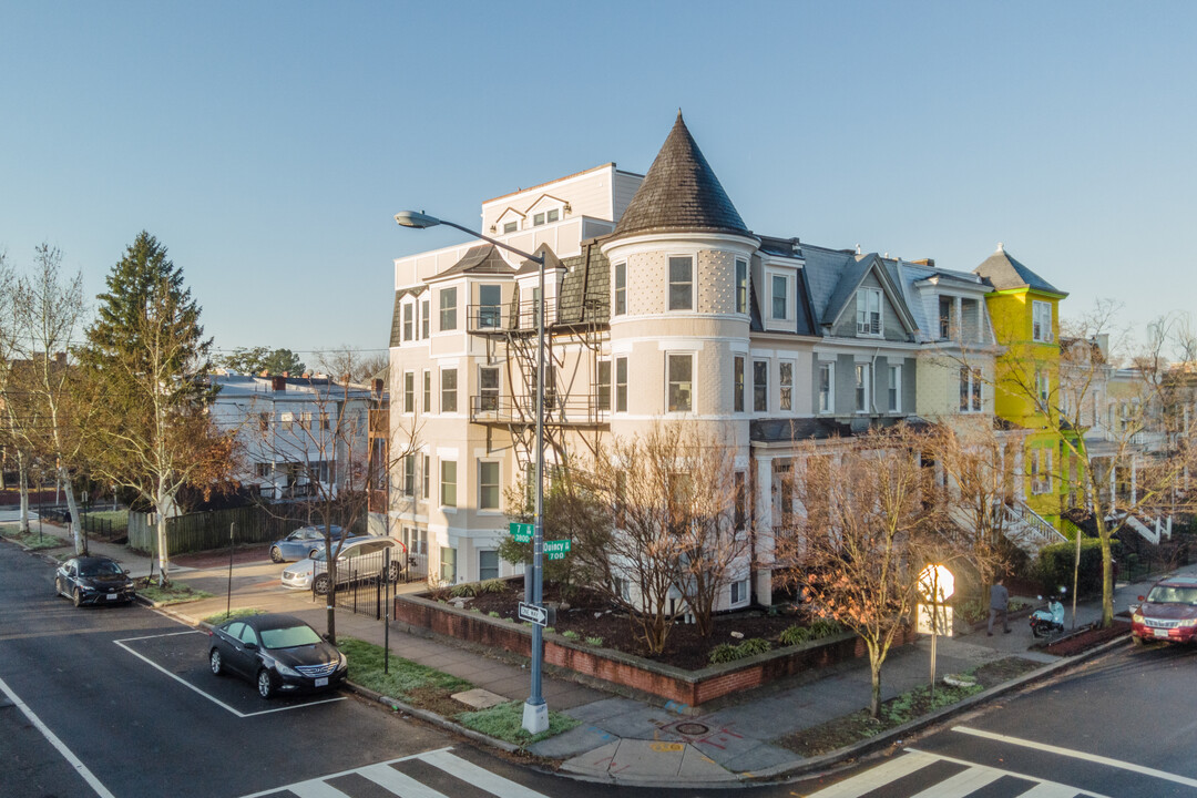 700 Quincy St NW in Washington, DC - Foto de edificio