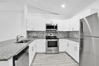 13900 Folkestone Cir in Wellington, FL - Building Photo - Building Photo