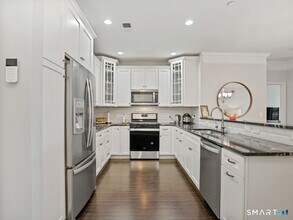 302 Center Meadow Ln in Danbury, CT - Building Photo - Building Photo