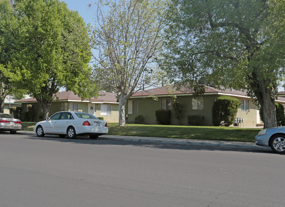 119-133 Woodworth Ave in Clovis, CA - Building Photo