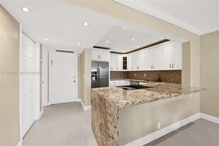 329 SE 3rd St in Hallandale Beach, FL - Building Photo