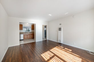 Sycamore Terrace in Los Angeles, CA - Building Photo - Interior Photo