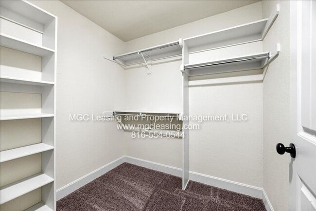 522 N Foxridge Dr in Raymore, MO - Building Photo - Building Photo