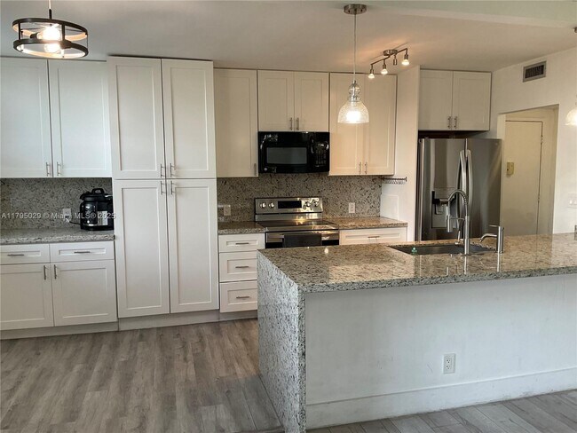 4200 Hillcrest Dr in Hollywood, FL - Building Photo - Building Photo