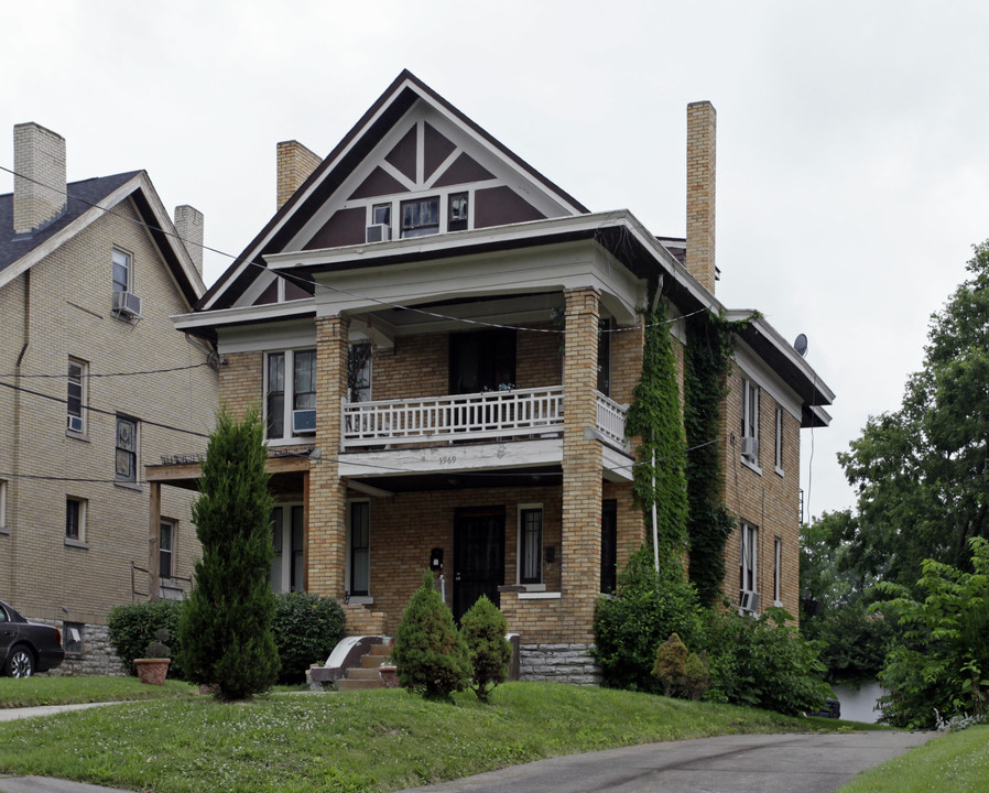 3969 Lowry Ave in Cincinnati, OH - Foto de edificio