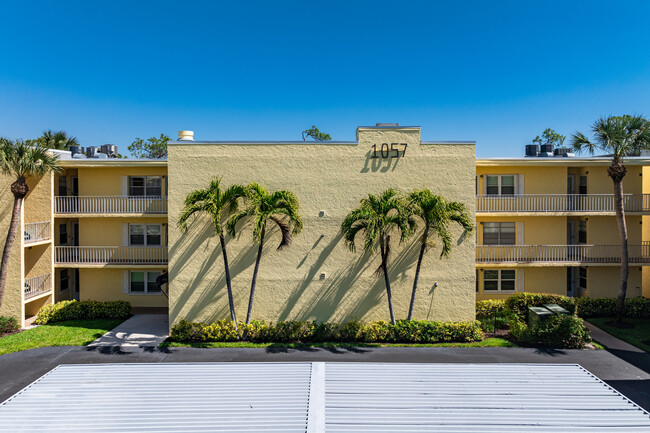 1057 Forest Lakes Dr in Naples, FL - Foto de edificio - Building Photo