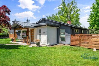 1075 Bellview Ave in Ashland, OR - Building Photo - Building Photo