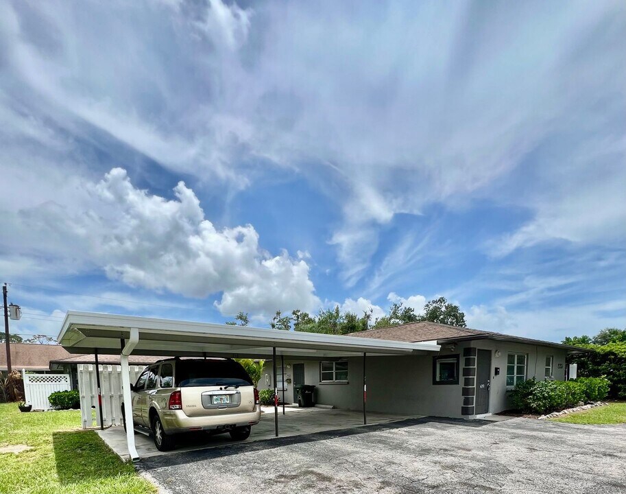 6351-6357 Gateway Ave in Sarasota, FL - Building Photo