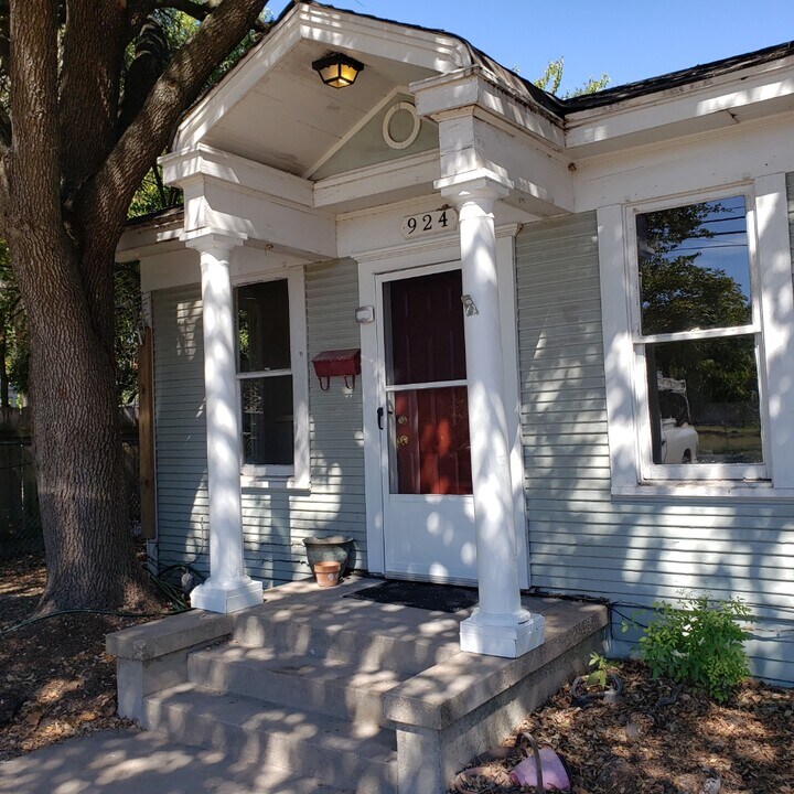 924 Howard St in Taylor, TX - Building Photo