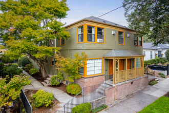 2105 SE Caruthers St in Portland, OR - Foto de edificio - Primary Photo