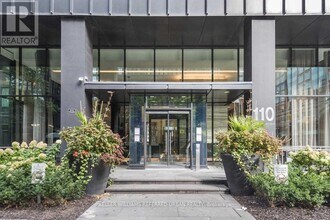 110 Charles St E in Toronto, ON - Building Photo - Building Photo