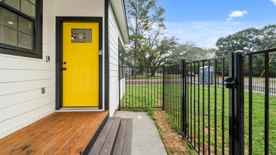 1504 W Blum St-Unit -A in Alvin, TX - Building Photo - Building Photo