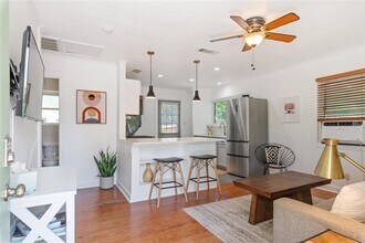 1300 Perez St in Austin, TX - Building Photo - Building Photo