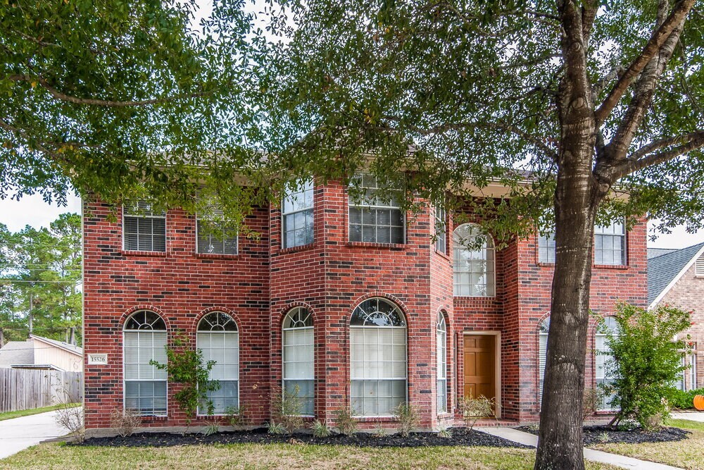 15526 Oxenford Dr in Tomball, TX - Building Photo