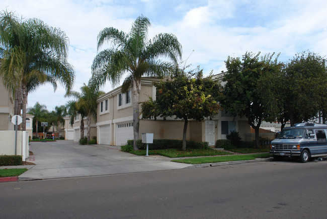 1186-1192 Holly Ave in Imperial Beach, CA - Foto de edificio - Building Photo