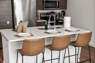 120 N Madison Ave in Dallas, TX - Foto de edificio - Building Photo