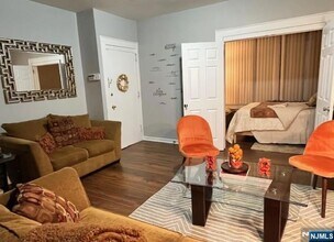 42 Harding Terrace, Unit 1 in Newark, NJ - Foto de edificio - Building Photo