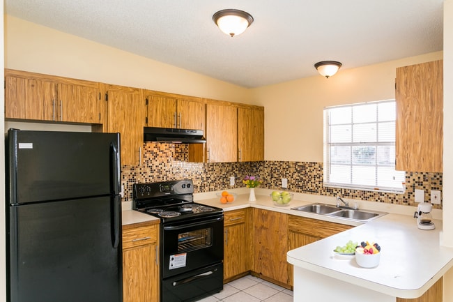 588 Imperial Pl in Poinciana, FL - Building Photo - Building Photo