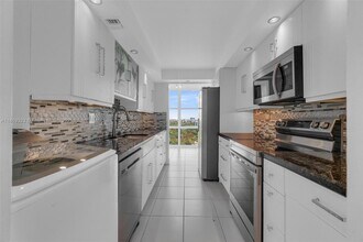 1901 Brickell Ave in Miami, FL - Building Photo - Building Photo