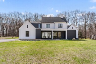 17 Fullin Ln in Wilton, CT - Building Photo