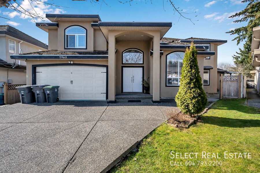 7965-155A 155a St in Surrey, BC - Building Photo