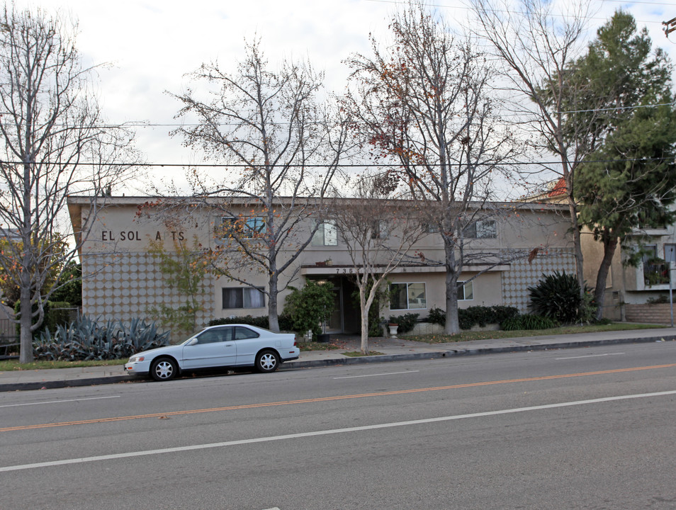 7353 Corbin Ave in Winnetka, CA - Foto de edificio