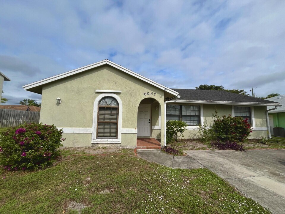 6087 Kendrick St in Jupiter, FL - Building Photo