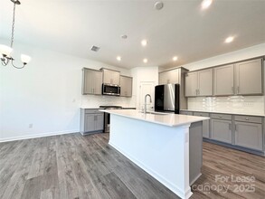 14115 Penbury Ln in Charlotte, NC - Foto de edificio - Building Photo