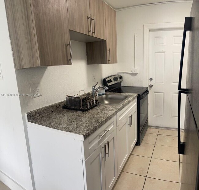 1210 NW 2nd St-Unit -2 in Fort Lauderdale, FL - Building Photo - Building Photo