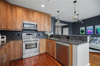 1080 Peachtree St NE in Atlanta, GA - Foto de edificio - Building Photo