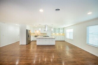 1300 Londonderry St in Costa Mesa, CA - Building Photo - Building Photo