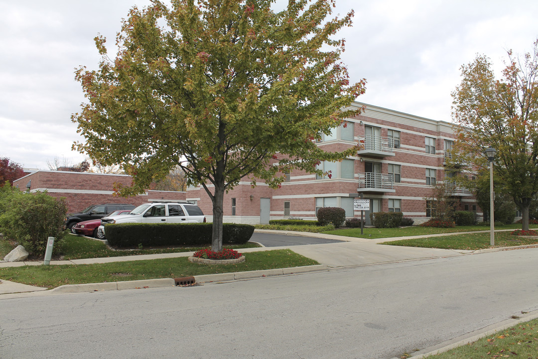 Charlestown Place in Elmhurst, IL - Building Photo