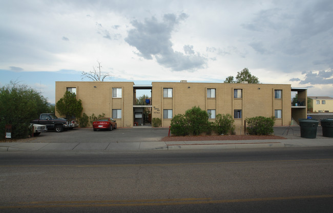 3742 N Fairview Ave in Tucson, AZ - Foto de edificio - Building Photo