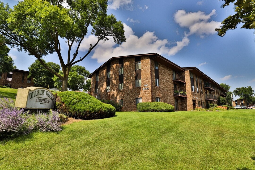Hillside Village Apartments in Waukesha, WI - Foto de edificio