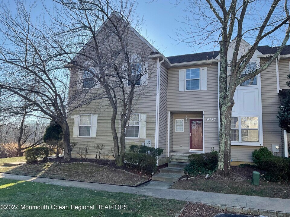 907 Creamery Ct in Freehold Township, NJ - Building Photo