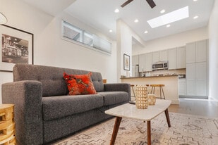 127 Carondelet St in New Orleans, LA - Building Photo