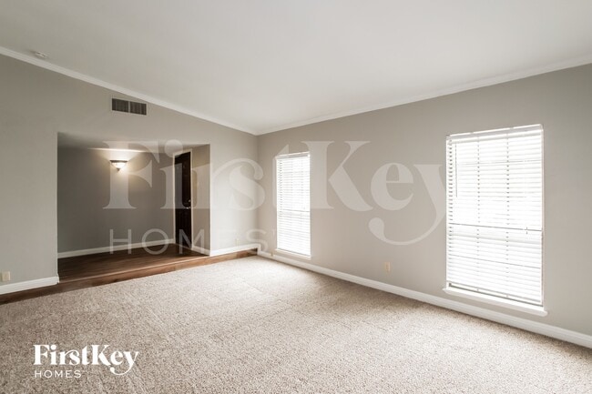 1835 Tree Line Dr in Carrollton, TX - Foto de edificio - Building Photo